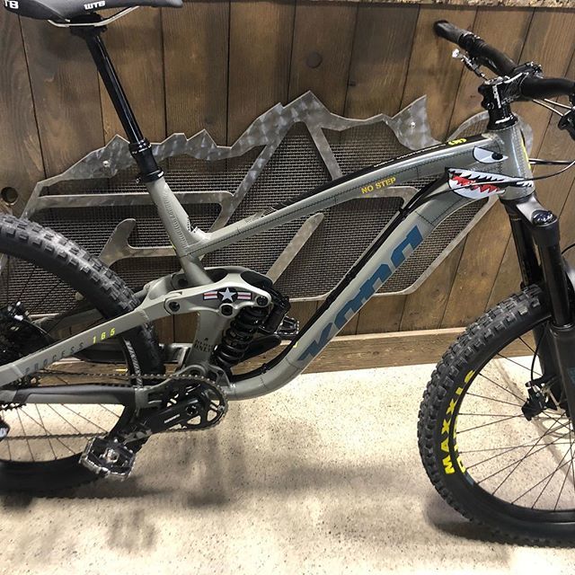 intergalacticbs's tweet photo. Custom stickers on the new whip. #konabikes #konaprocess #maxxisminion #srameagle #raceface #cbibikes #idaho https://t.co/KrJv6Oqjub