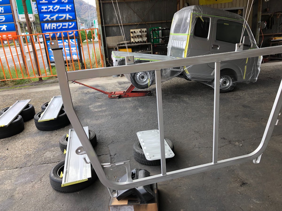 軽トラ リフトアップ ｊ Tanto 但東自動車 ハイゼット ジャンボやスーパーキャリイの荷台コーティングはキャビン後方がとても塗り辛いのでジャッキアップ 軽トラ 荷台コーティング ハイゼットジャンボ スーパーキャリイ ラプターライナー Jtanto