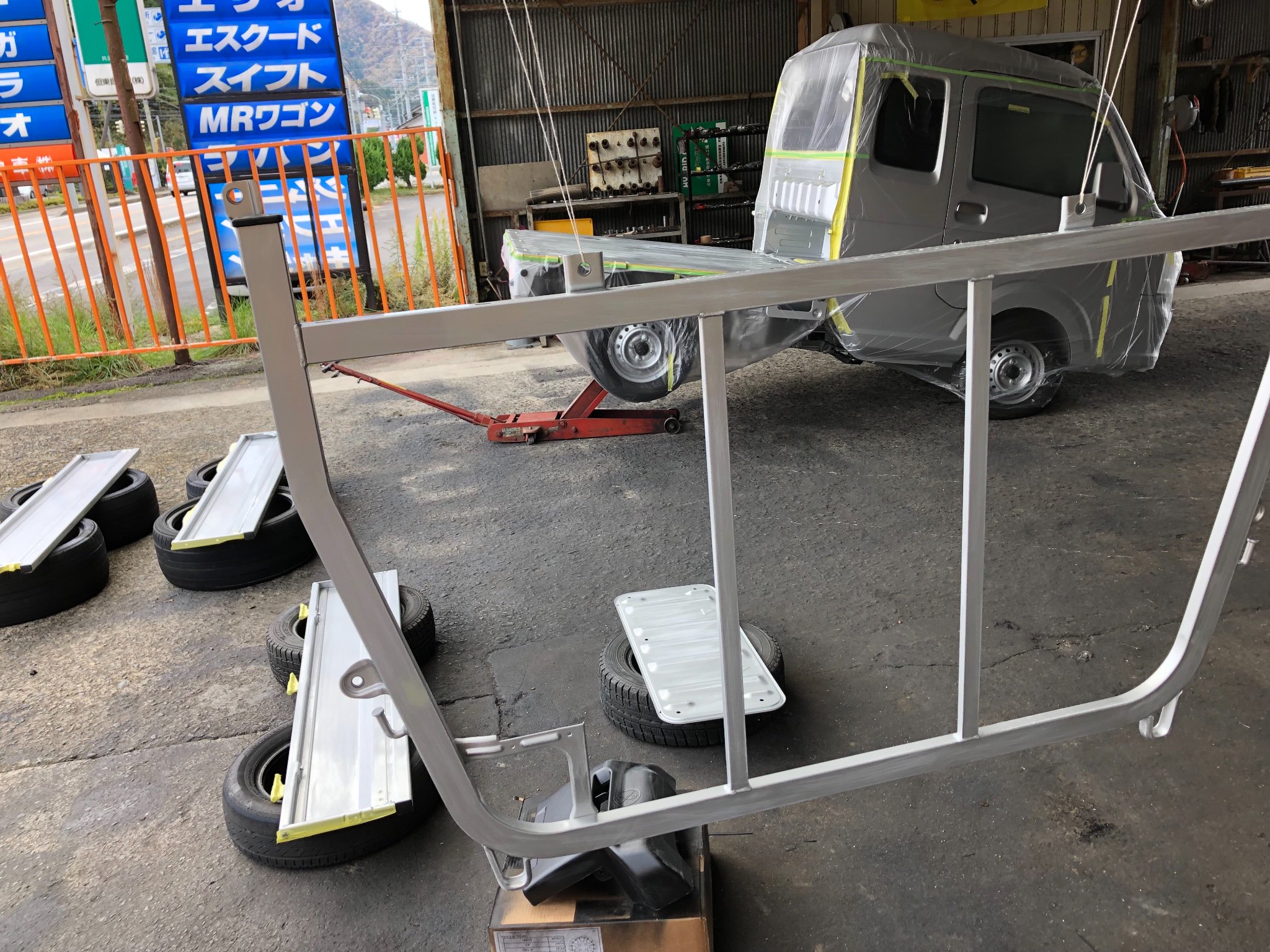 軽トラ リフトアップ j Tanto 但東自動車 ハイゼットジャンボやスーパーキャリイの荷台コーティングはキャビン後方がとても塗り辛いのでジャッキアップ 軽トラ 荷台コーティング ハイゼットジャンボ スーパーキャリイ ラプターライナー 軽トラ リフトアップ j Tanto 但東自動車 ハイゼットジャンボやスーパーキャリイの荷台コーティングはキャビン後方がとても塗り辛いのでジャッキアップ 軽トラ 荷台コーティング ハイゼットジャンボ スーパーキャリイ ラプターライナー