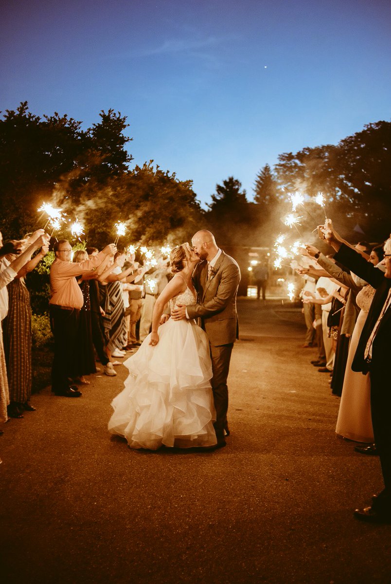 MrsBranham's tweet photo. Remember Shark Tank Season 2:Episode 8? Guess this is what a garbage wedding looks like 🧐🤷🏼‍♀️ #27Kaveragewedding #itwasactually10K @kevinolearytv https://t.co/H2mi75BGDA