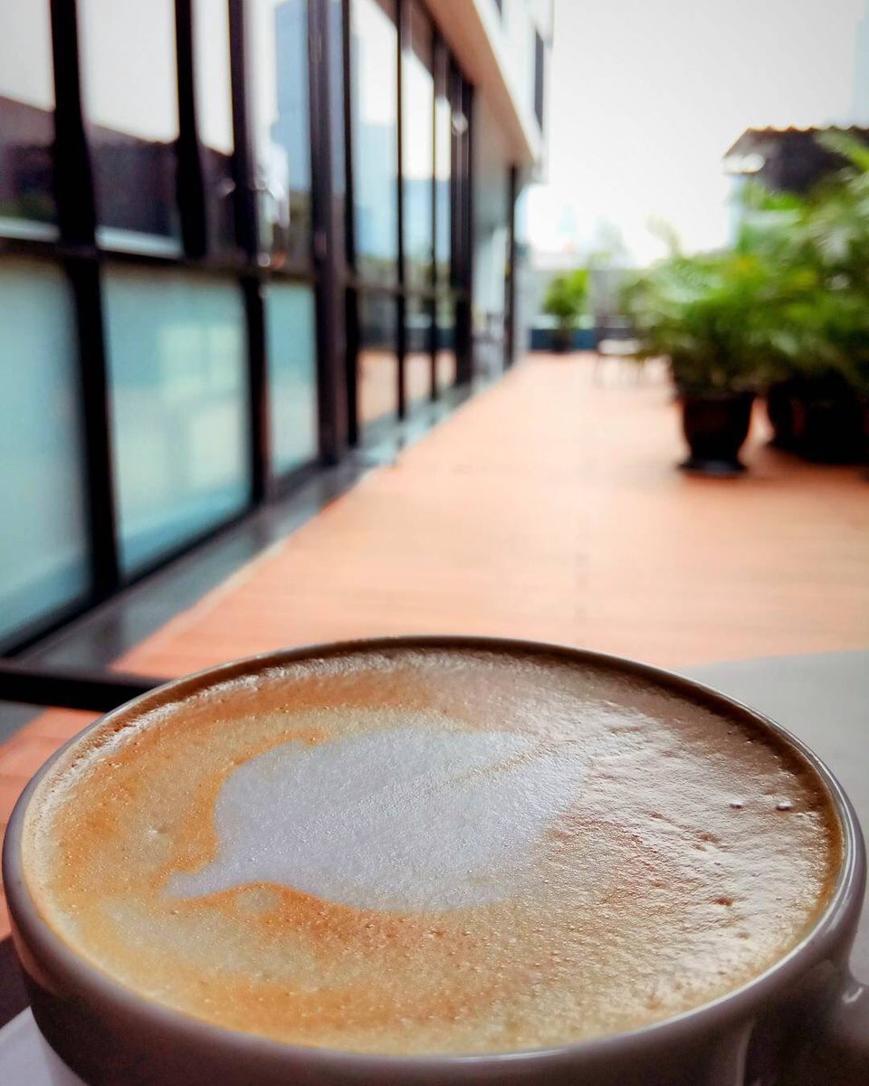 NeoTendean's tweet photo. A cup of latte at #NEOtendean to kick off the weekend ☕️
📷: @erikooya
-
021 7226688
https://t.co/ubFDYTBPrW
-
#NEOtendean
#archipelagointernational 
#NEOhotels
#hoteljakarta 
#budgethotel 
#trysomethingNEO
#weekendvibes https://t.co/GC48bpcz55