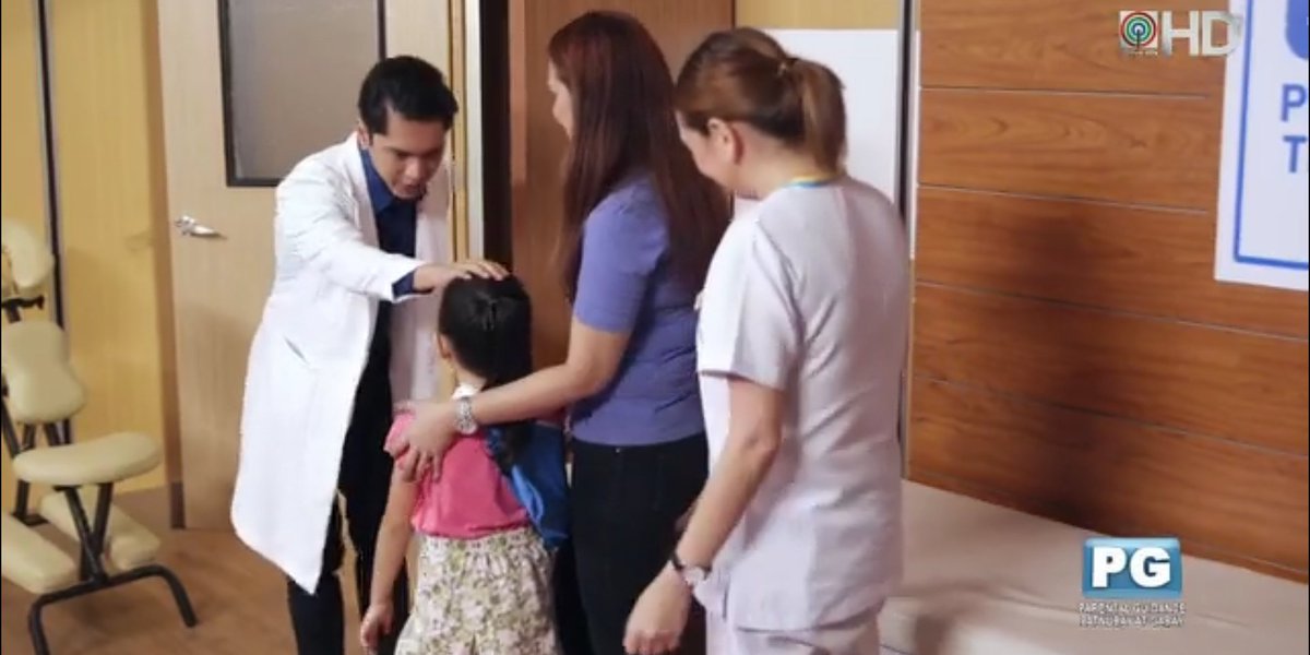 GelShipper's tweet photo. Hhhmmm... na impress si Doc kay Patty! Magaling talaga yan magpaamo ng bata Doc, na train kay Robin eh. Dumaan sa butas ng karayom bago napaamo kaya expert na! @angelica_114 @carloaquino11 #Patty #DocHarold #TeamHarTty #PlayHouseBeginAgain https://t.co/VikEOoRYVp