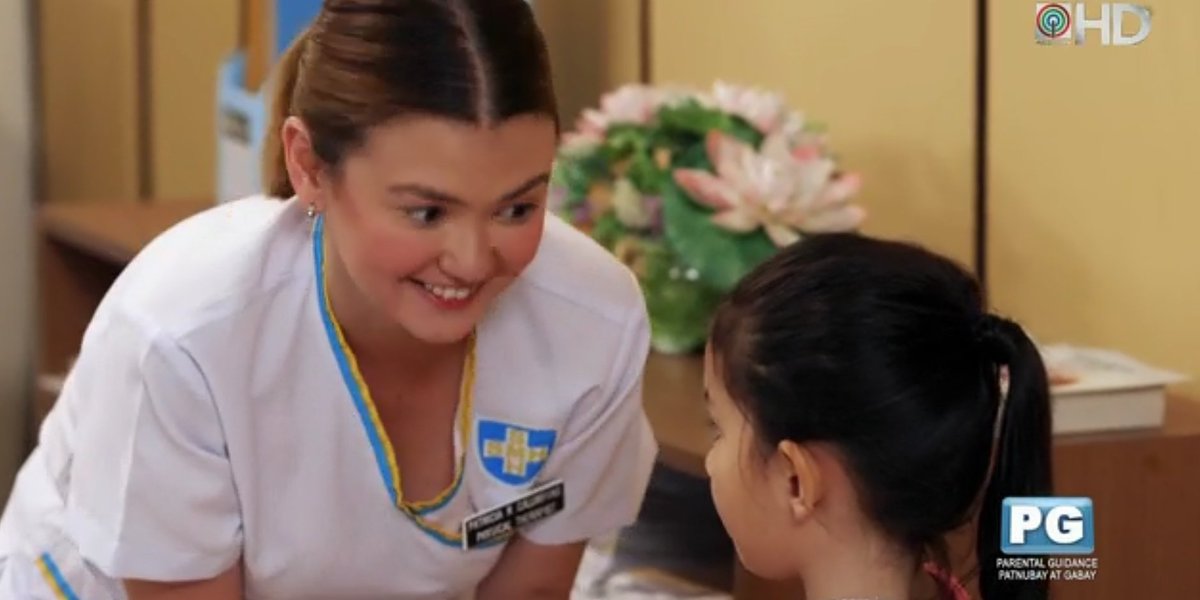 GelShipper's tweet photo. Hhhmmm... na impress si Doc kay Patty! Magaling talaga yan magpaamo ng bata Doc, na train kay Robin eh. Dumaan sa butas ng karayom bago napaamo kaya expert na! @angelica_114 @carloaquino11 #Patty #DocHarold #TeamHarTty #PlayHouseBeginAgain https://t.co/VikEOoRYVp