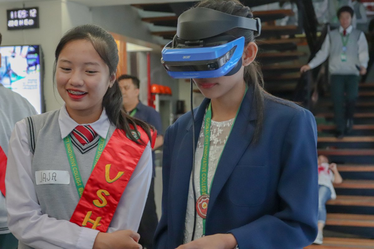 PCITechCenter's tweet photo. It's one cool friday here at Global City Innovative College @GCICph!😎 Students get to try our immersive #virtualreality experience as they celebrate their STEM Week. Drop by our booth!
#Seaversity #PCI #eLearning #LearnMoreLearnNow https://t.co/Q4EDDKgHzm