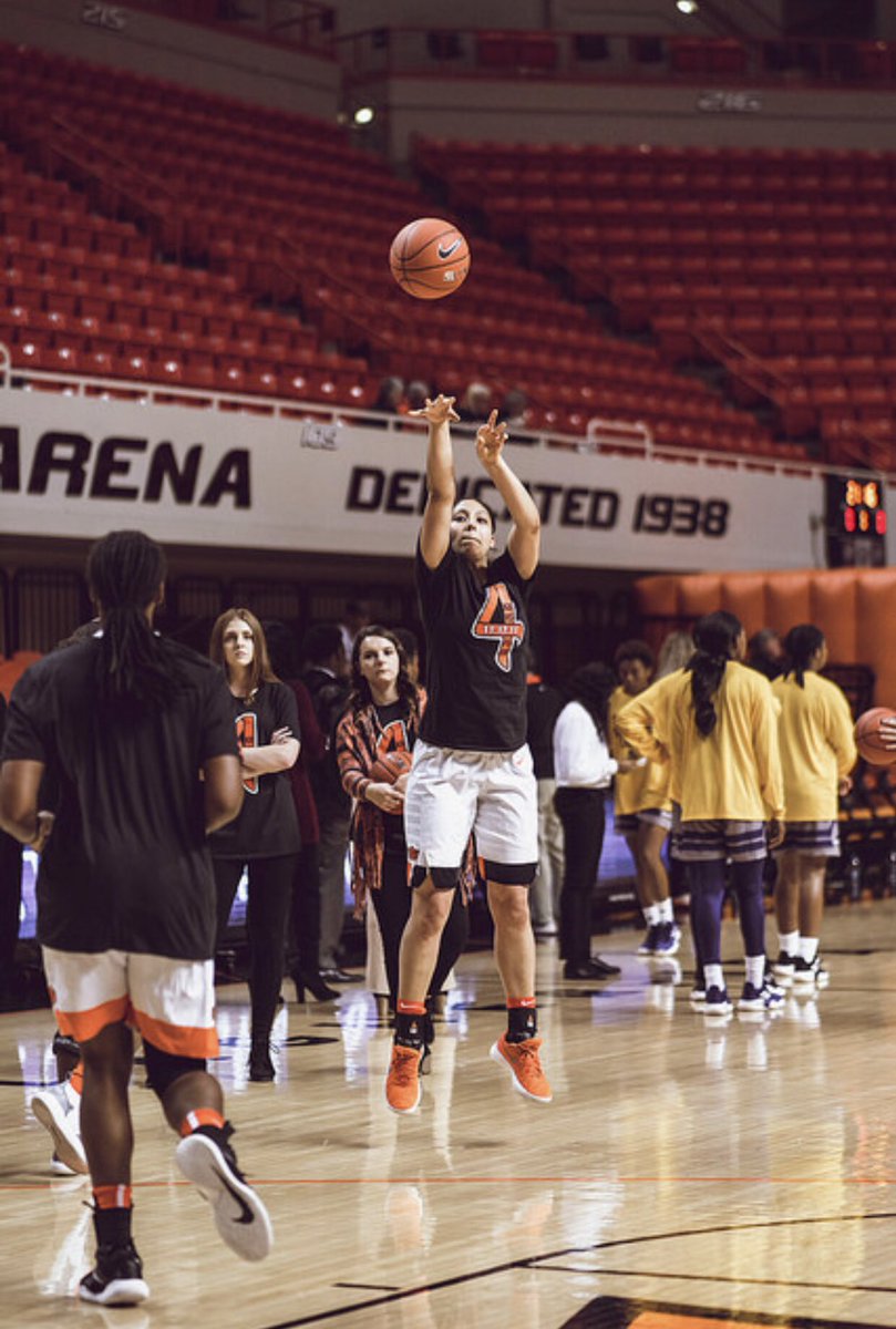 osu_wbbManagers's tweet photo. 📸from tonight’s W! Congrats to @QuintenCollins for receiving the Kurt Budke and Miranda Serna Memorial Scholarship this evening!! https://t.co/16OT1LSNXs