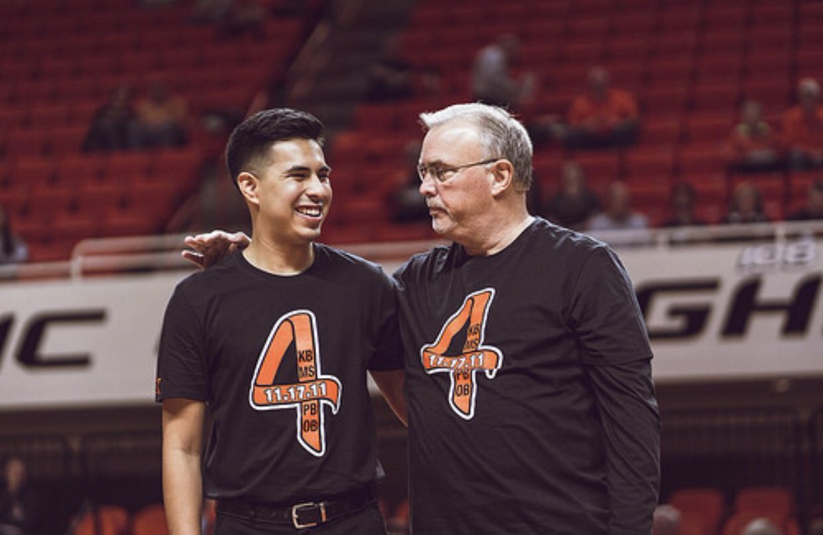 osu_wbbManagers's tweet photo. 📸from tonight’s W! Congrats to @QuintenCollins for receiving the Kurt Budke and Miranda Serna Memorial Scholarship this evening!! https://t.co/16OT1LSNXs
