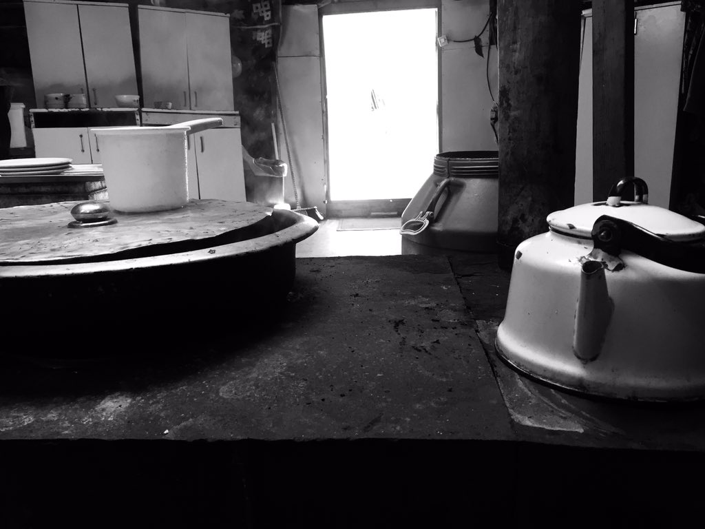 Заза үдлэедөөө. . . Дөнгөж саасан үхрийн сүүгээр сүлсэн,  гал дээр чанасан сүүтэй цайгаа уугаад ингээд л суух ч жаргал шүү.