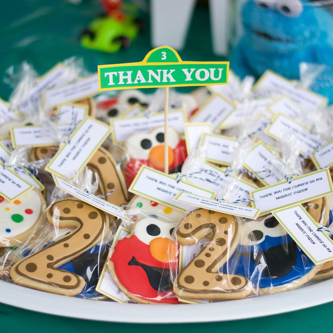 chietopia's tweet photo. Mateus turned 2, and there’s no better way to celebrate than with @sesamestreet~ Here’s his Cookie Monster & and sugar cookie give-aways. Check out his mommy Michelle’s dessert table.
#Chietopia #fondantcake #sugarcookies https://t.co/YpmeTqHss3