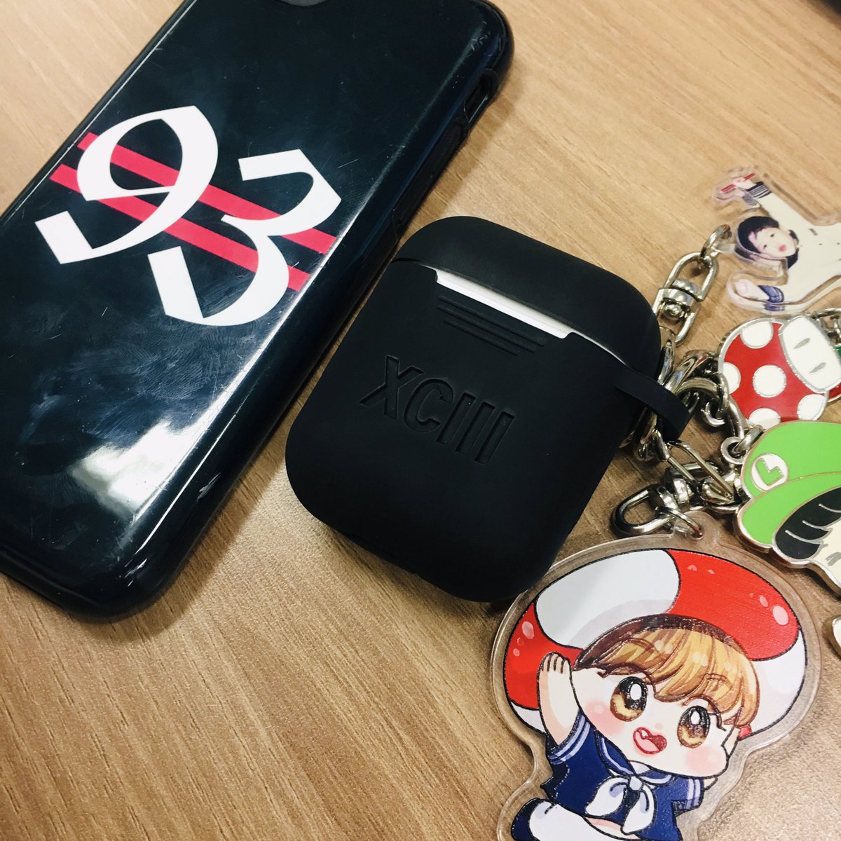 markdelfa's tweet photo. 마크 에어팟 케이스 와쑵니다!
검은색 이뻐여ㅠ 폰이랑 같이있어서 더 맘에 들어여 @markairpod 감사해용 https://t.co/UeBIkTTbAo