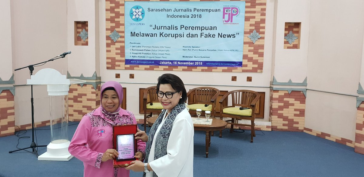 unilubis's tweet photo. Wakil Ketua @KPK_RI Irjen Pol (Purn) Basaria Panjaitan: perempuan jurnalis harus jadi garda terdepan dalam pencegahan korupsi. Hal yg paling minimal bs dilakukan? Pantau ketat kantor2 pelayanan publik di daerah2
#FJPI https://t.co/3dw0JNIyFb