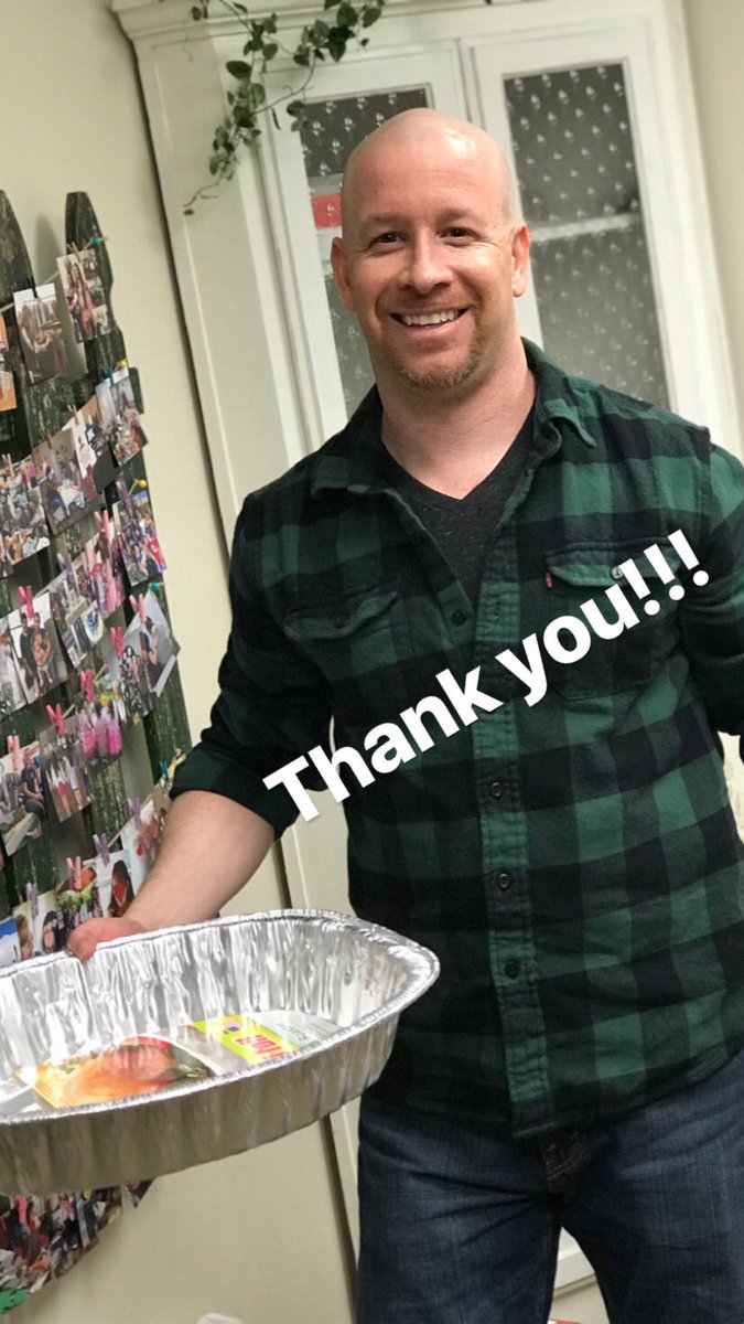 JamesStorehouse's tweet photo. Just returning to their homes after being evacuated, community members are creating Thanksgiving baskets full of donated food for foster and kinship families in need. #TOSTRONG #ThousandOaksStrong #805strong https://t.co/hjaNVlVpdk