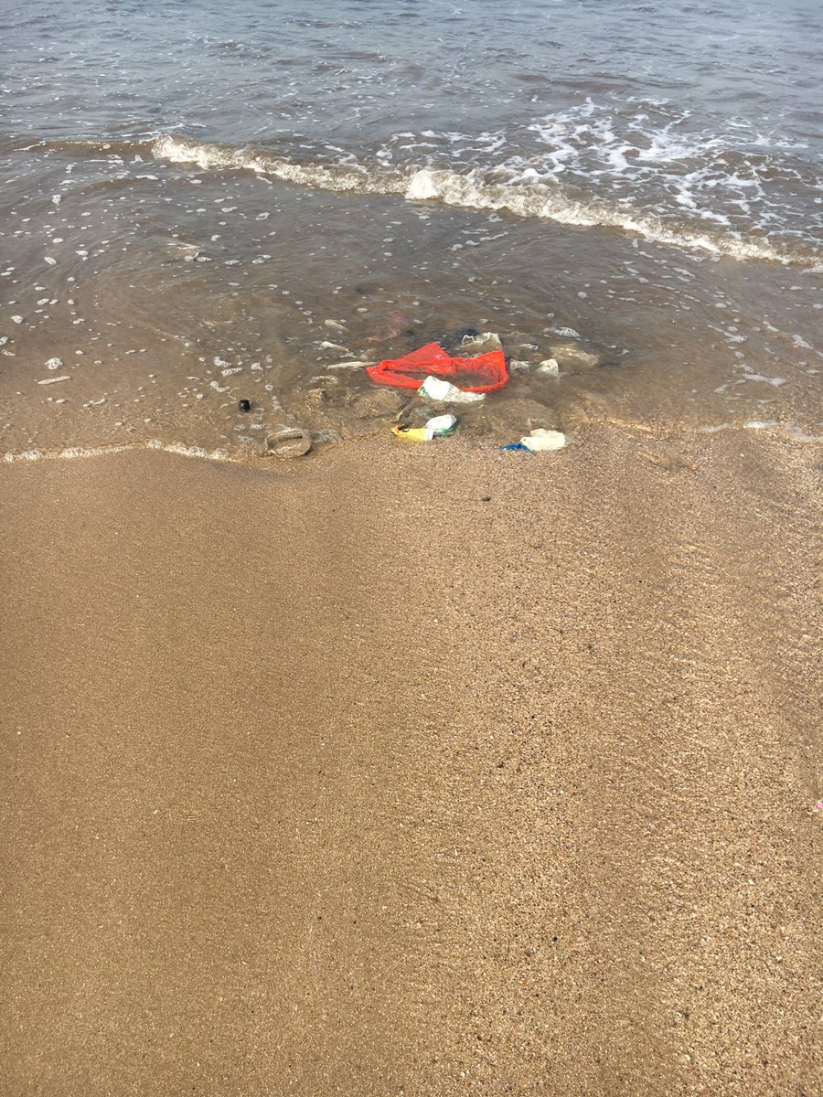 doddwill65's tweet photo. You walk along JUHU beach Mumbai the natural beauty is amazing except for plastic waste everywhere you look! We must win the war on plastic. https://t.co/kIifnhxq21