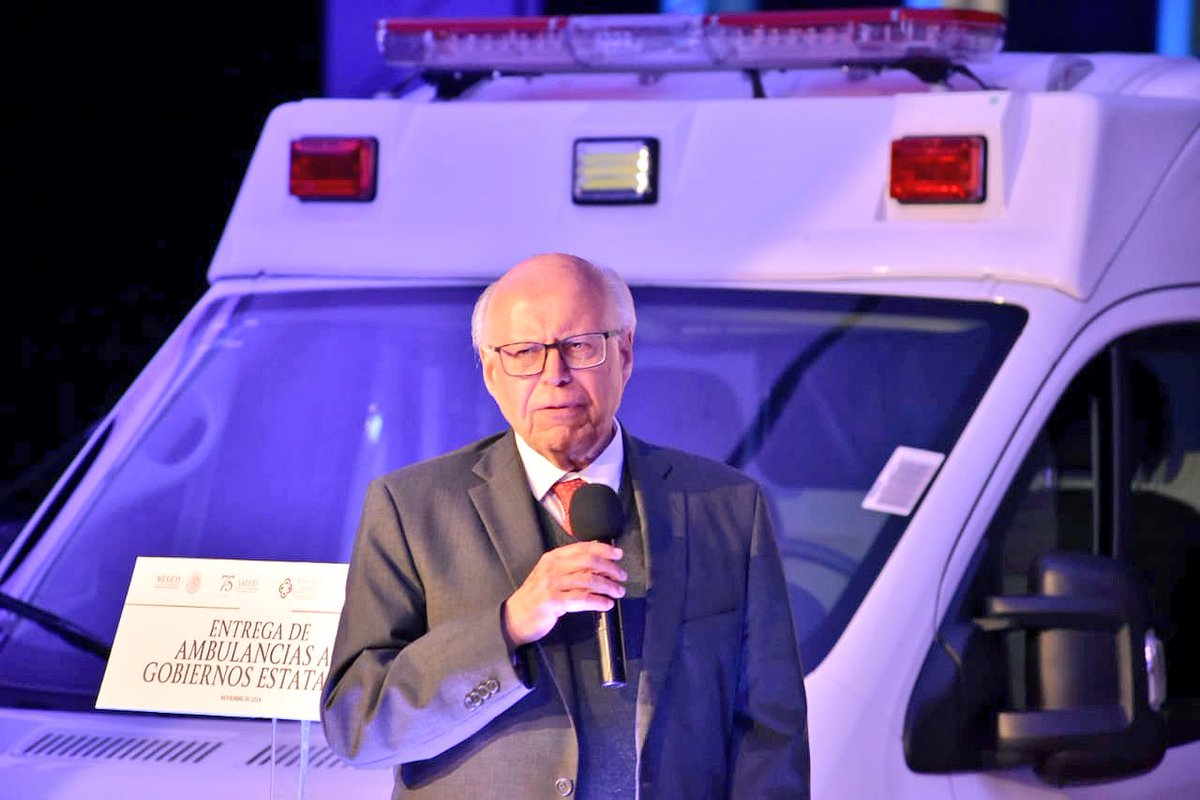 JoseNarroR's tweet photo. ¡Seguimos fortaleciendo la #InfraestructuraDeSalud de las 32 entidades federativas! Hoy en #Puebla, gracias a las gestiones del @PBPSALUD, entregamos un total de 96 ambulancias 🚑 (3 para cada entidad). #XXIICONASA https://t.co/8Ql8Dqiplg