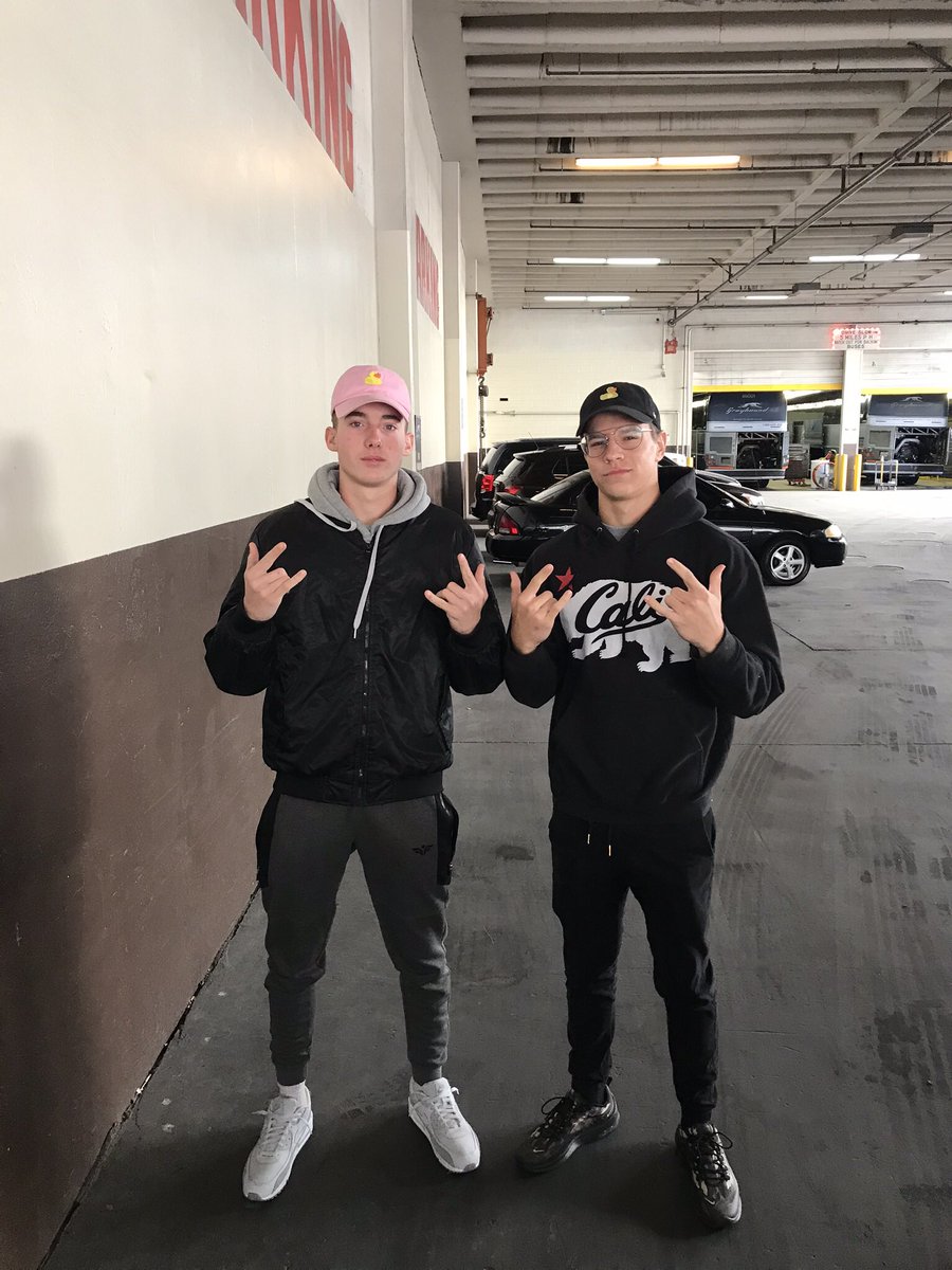 iamcorbin's tweet photo. I JUST MADE A MF TWITTER BOUTTA FLEX IDGAF ❤️🧡💛💚💙💜🖤🌈🦄 @Ziglify https://t.co/kbBcByVYV5