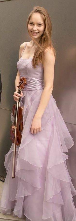 Sara_Hiner's tweet photo. Congrats to #ColburnCommunitySchool alumna Geneva Lewis who has been named a finalist in the Naumburg International #Violin Competition. She will compete in the final round on 11/16. #ColburnSchool https://t.co/tYyFyOhhJj