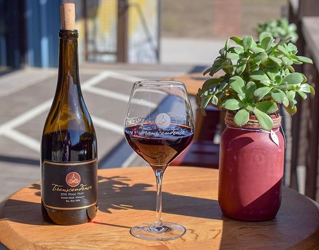 Lompoc_eats's tweet image. It’s Thirsty Thursday! Enjoy a glass of wine 🍷 Cheers #lompoceats #pinotnoir #lompoc #local #wine #tastingroom #trascendence ift.tt/2qPsArF