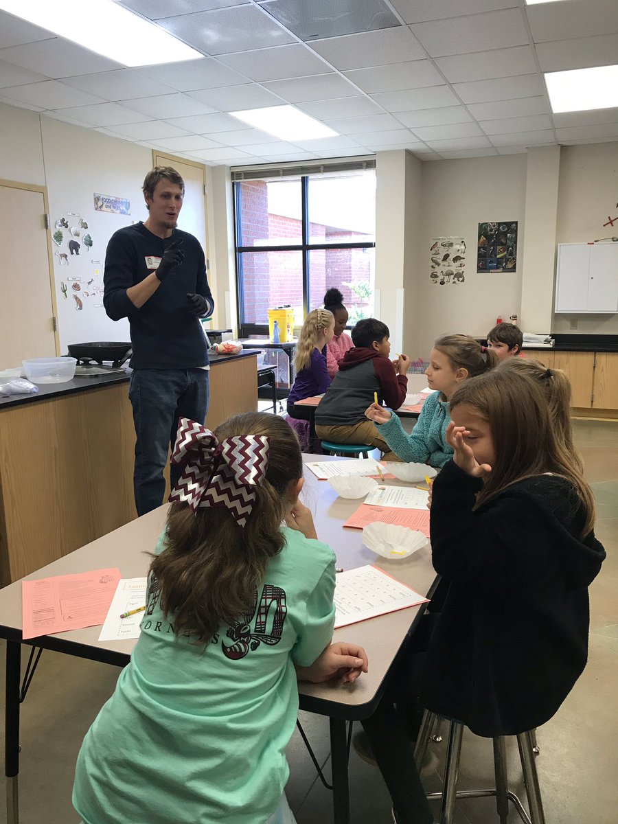 CindyMurray11's tweet photo. Joel Redus with Texas A&amp;M Agrilife Extension Service teaches Bonner Elementary 3rd graders how to make a great tasting and healthy dish with zucchini, squash , and bell peppers. Learn! Grow! Eat and Go! https://t.co/FN1WFzbEQp
