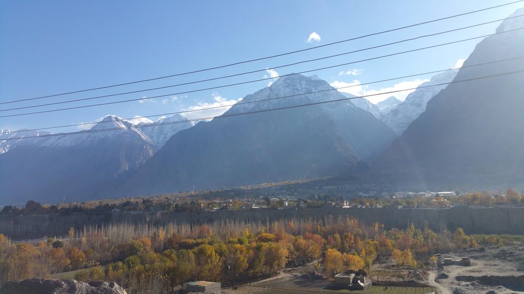 The_North_Blood's tweet photo. لوگ پوچھیں گے کیوں اُداس ہو تم
اور جو دِل میں آئے سو کہیو!
’یونہی ماحول کی گرانی ہے‘
’دن #خزاں کے ذرا اُداس سے ہیں‘
’کتنے بوجھل ہیں شام کے سائے‘
اُن کی بابت خموش ہی رہیو
نام اُن کا نہ دَرمیاں آئے
اُن کی بابت خموش ہی رہیو
’کتنے بوجھل ہیں شام کے سائے
( اِبن اِنشا ۔ "چاند نگر" https://t.co/YmisCM4PKO