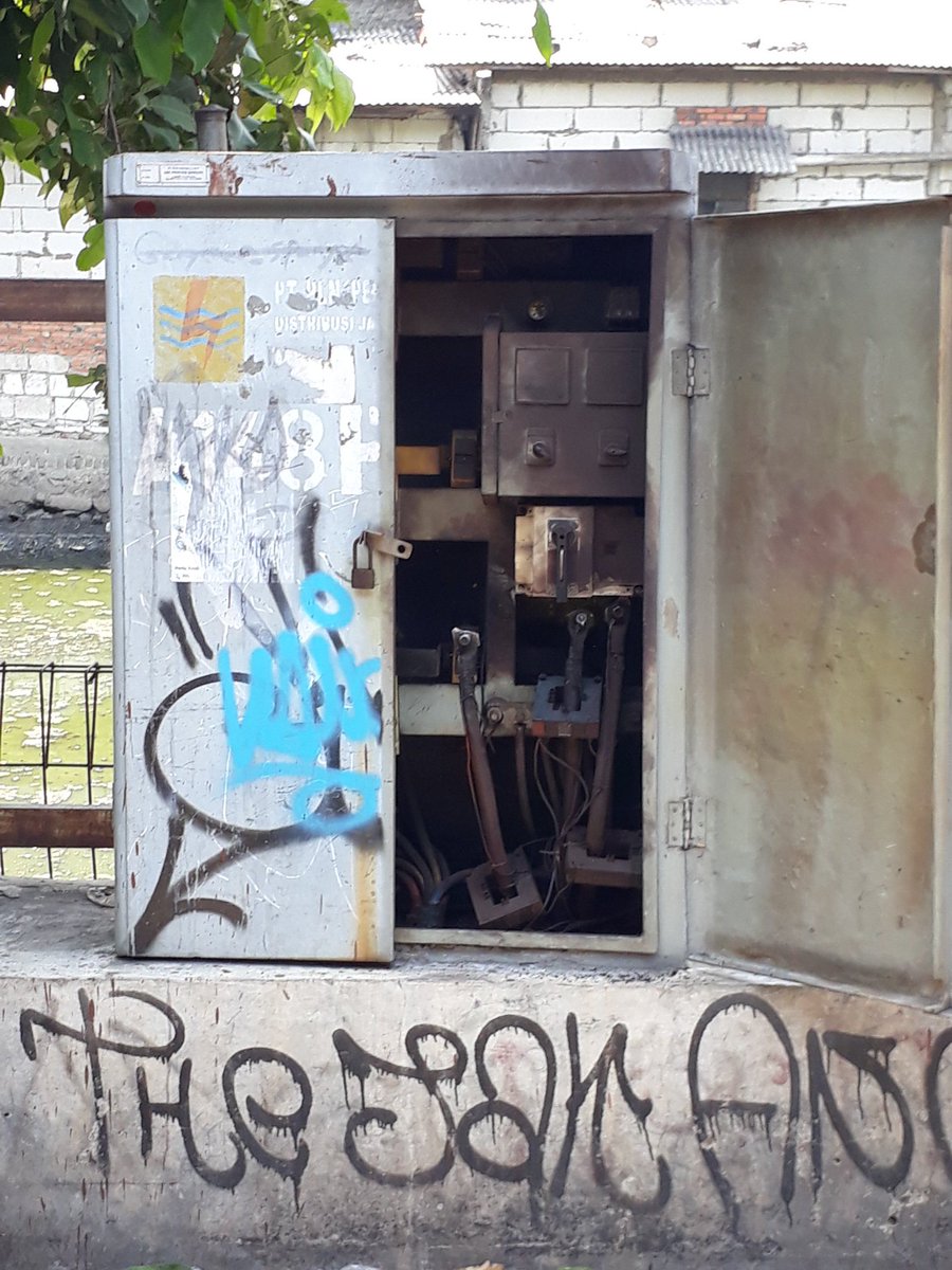 febb_md's tweet image. #BoxPanel #Gardu #Listrik baru saja meledak tadi&apos; letaknya persis berada di pinggir jalan yg ramai dilalui banyak warga, melihat efek ledakannya tentunya bisa membahayakan siapapun yg berada disekitarnya. #PLN #JakartaUtara #MuaraBahari #RT017 @infoPLN