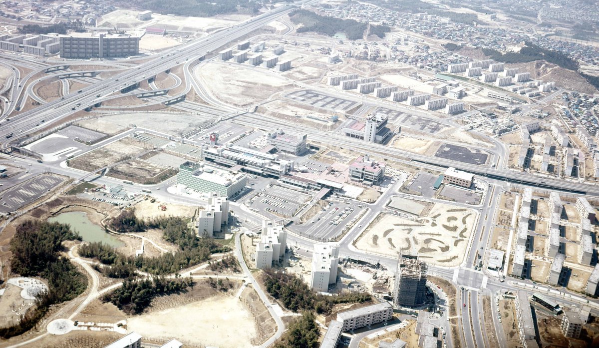 写真は大阪万博の翌年、昭和46年（1971）に千里東町公園（写真左下