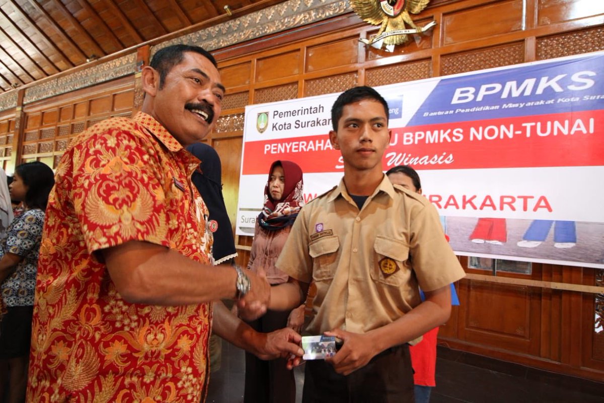 PDI_Perjuangan's tweet photo. Walikota Surakarta FX. Hadi Rudyatmo membagikan 20.050 Kartu BPMKS non tunai "Siswa Winasis" untuk Siswa SD, SMP, SMA/K & SLB di Pendhapi Gede Balaikota Surakarta, Kamis (16/11/2018).
#PDIPerjuanganM3nang
#SoloWasis
#BPMKS
#SiswaWinasis
#Solo3WMP https://t.co/WEGnQu1Slh