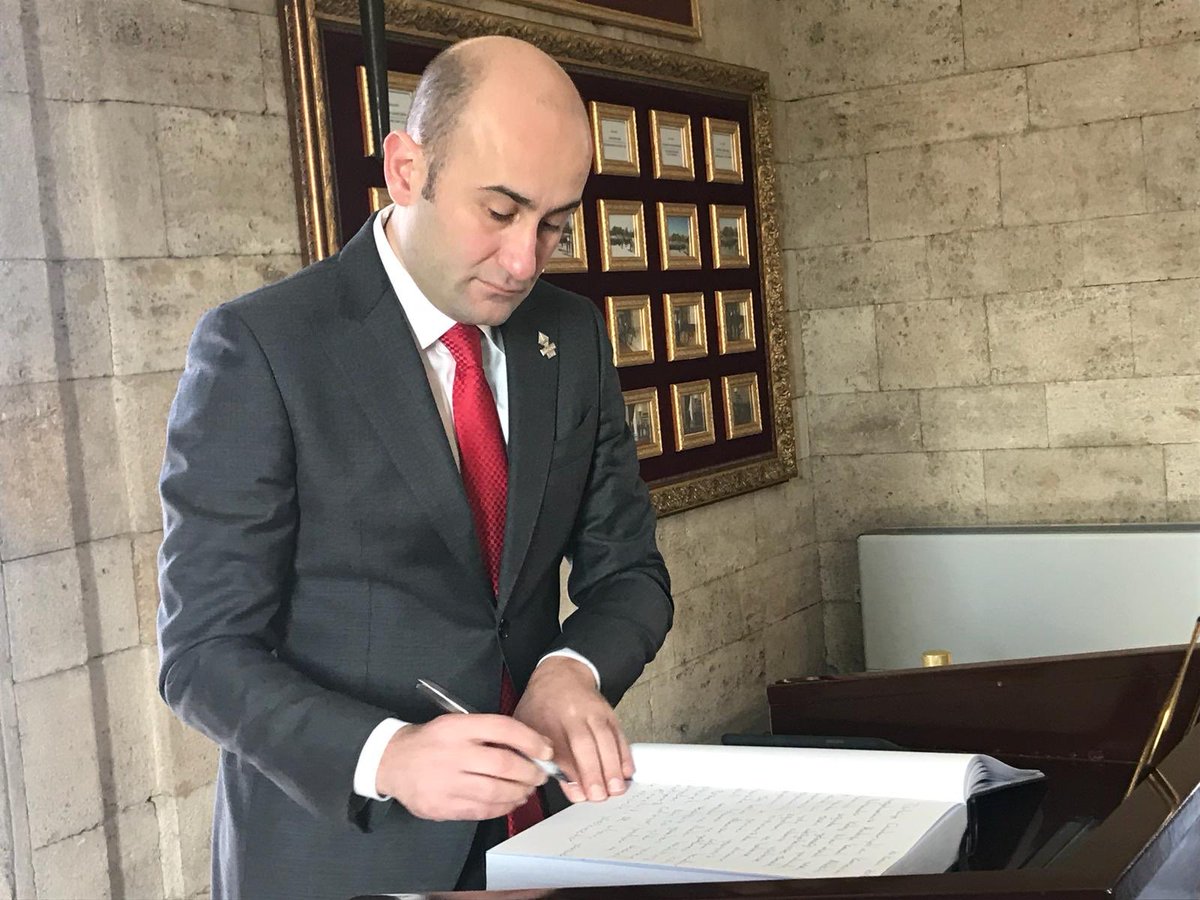 HuseyinYucell's tweet photo. Binlerce öğrencimizle ve takımımızın oyuncularıyla Atamızın huzurundaydık. Emanetiniz BK ailesinin yüreğinde ve ellerinde yücelecektir. https://t.co/mIt58QeGwY