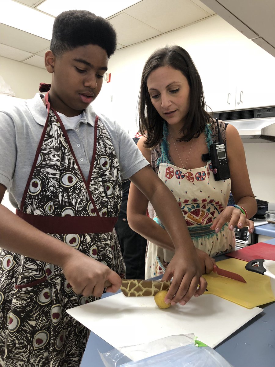 Ms_LumaA's tweet photo. We had another great Community Feast in room 502 today! Literally every kid helped prepare either the roasted chicken, veggies, rice, Mac n cheese, mashed potatoes, or dip. #cookingwithkids #lifeskills 

@EmSTEAMCVUSD @dawnfriesen3 @CajonValleyUSD https://t.co/jwJWxki4pk