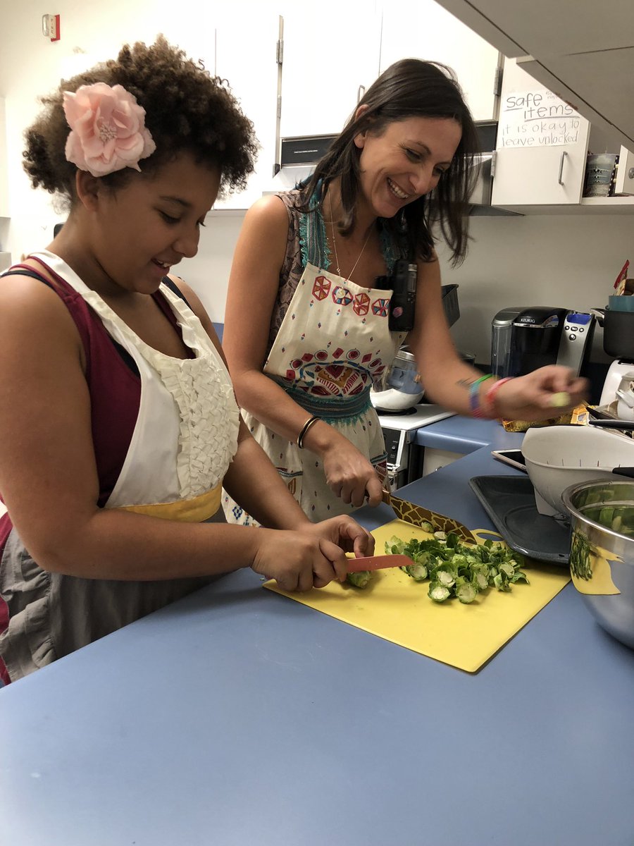 Ms_LumaA's tweet photo. We had another great Community Feast in room 502 today! Literally every kid helped prepare either the roasted chicken, veggies, rice, Mac n cheese, mashed potatoes, or dip. #cookingwithkids #lifeskills 

@EmSTEAMCVUSD @dawnfriesen3 @CajonValleyUSD https://t.co/jwJWxki4pk