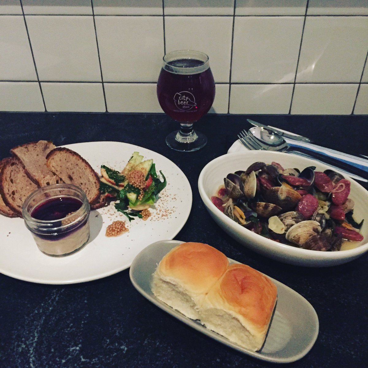Tonight’s shift meal:
Charred Duck Liver Mousse accompanied by Steam Clams. 
Paired to perfection with <a href="/commonspaceLA/">Common Space Brewing</a>“Double Red”
...and yes those are indeed King’s Hawaiian Rolls