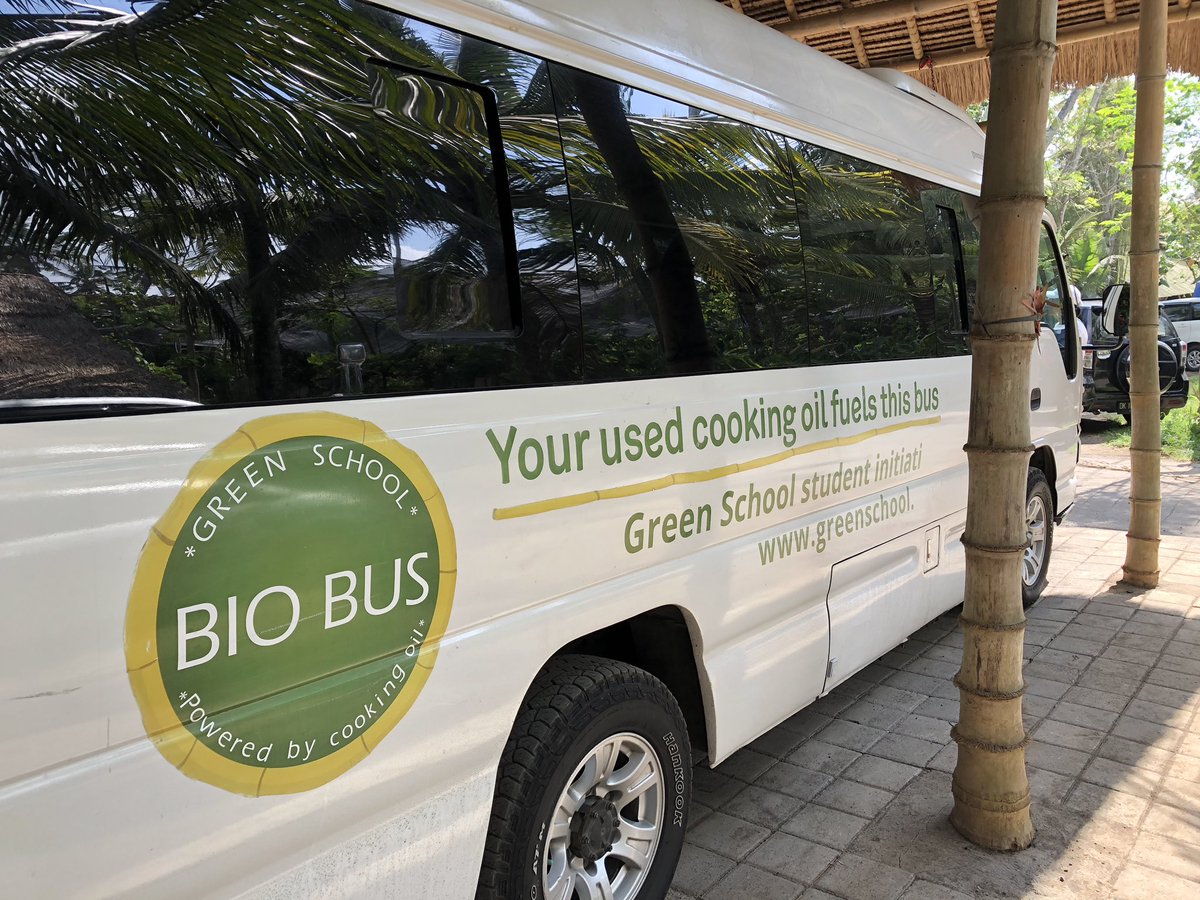 elprofeHK's tweet photo. We started our morning with a walk through the neighborhood to collect used cooking oil, learned how to turn it into biofuel and used the remaining glycerine to make soap. @OELP2018 @wing_mwing @aishongkong #SustainableLiving #biofuel https://t.co/8h5G8ejSu6