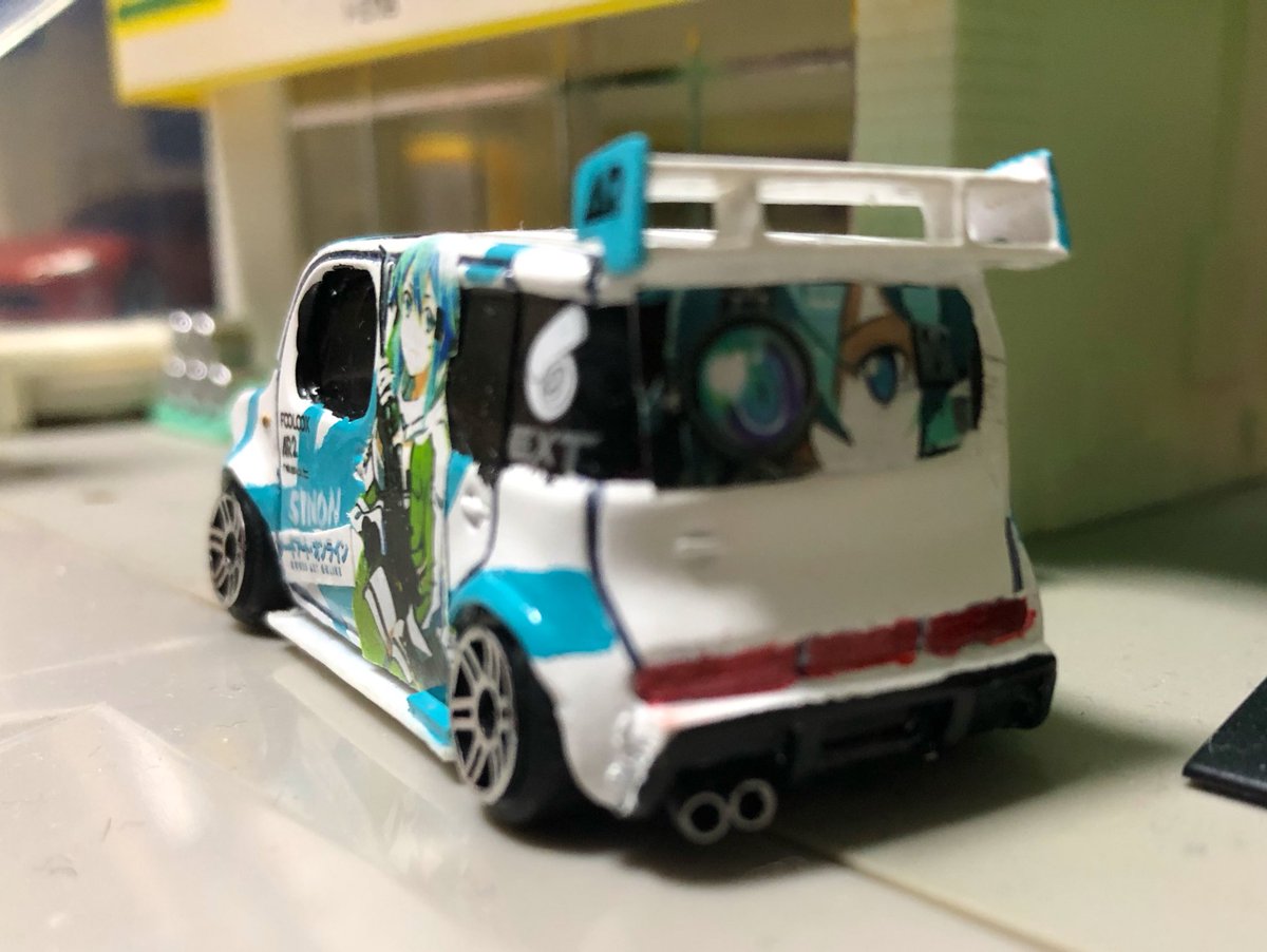 If Garage トミカ改造 痛車 Sao シノン 日産 キューブ いきなりですが完成報告 また痛車ですね キャラやバイナル等が決まらず放置だったキューブが遂に完成 大胆エアロにでかいウィングなどなど 色々と手をかけてますねw なおこの車高でも