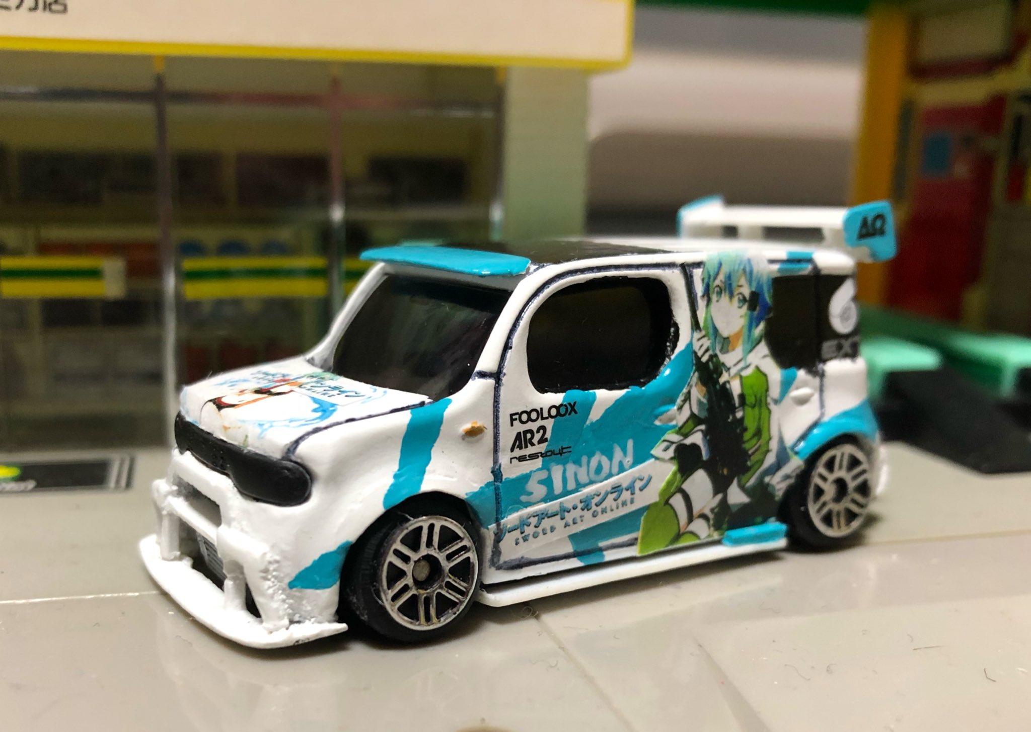 If Garage トミカ改造 痛車 Sao シノン 日産 キューブ いきなりですが完成報告 また痛車ですね キャラやバイナル等が決まらず放置だったキューブが遂に完成 大胆エアロにでかいウィングなどなど 色々と手をかけてますねw なおこの車高でも