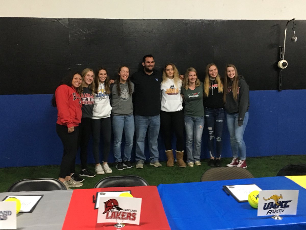 congdonautumn's tweet image. Today was nothing short of mystical. The verbal became written, and this dream took another step toward reality! Special thank you to my built-in support system (1), my stellar teammates (2-3), and my inspiring coaches (2,4) - not all pictured, of course. And the grind continues!