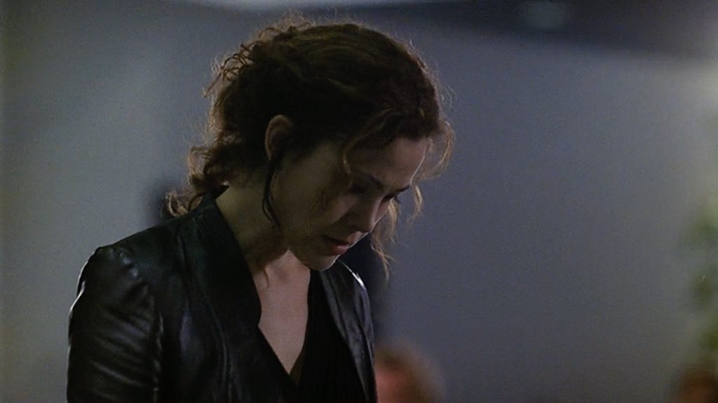 Starg8rocks's tweet photo. Michelle looking badass while having to do a hard and unfortunate thing. I feel bad for her ☹️. She’s so strong though. #24Fox #24Rewatch #24Season3 #MichelleDessler #ReikoAylesworth https://t.co/Z410bWfY7P