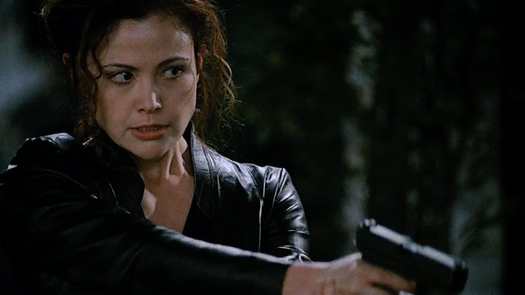 Starg8rocks's tweet photo. Michelle looking badass while having to do a hard and unfortunate thing. I feel bad for her ☹️. She’s so strong though. #24Fox #24Rewatch #24Season3 #MichelleDessler #ReikoAylesworth https://t.co/Z410bWfY7P