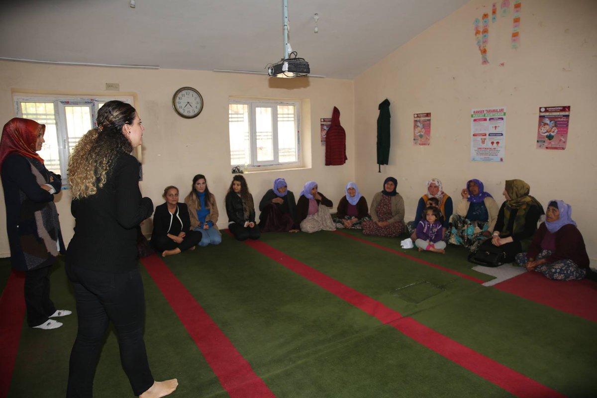 evrekoruma5's tweet photo. Karaköprü Belediyesi Çevre Koruma Birimi olarak kırsal mahallelerde bulunan kadınlara verilen kanserden korunma yolları, sağlıklı beslenme ve hijyen konularındaki eğitimler devam ediyor... https://t.co/LQvHNYDrBj