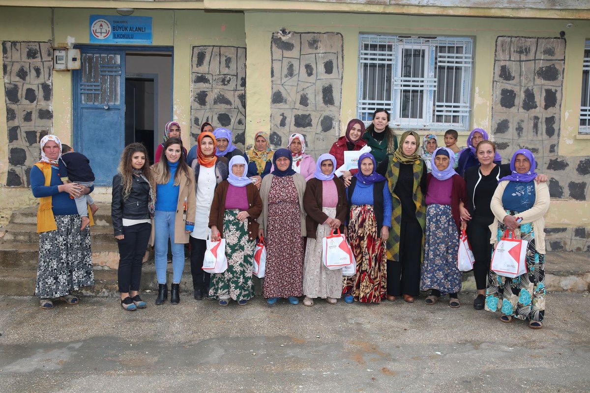 evrekoruma5's tweet photo. Karaköprü Belediyesi Çevre Koruma Birimi olarak kırsal mahallelerde bulunan kadınlara verilen kanserden korunma yolları, sağlıklı beslenme ve hijyen konularındaki eğitimler devam ediyor... https://t.co/LQvHNYDrBj