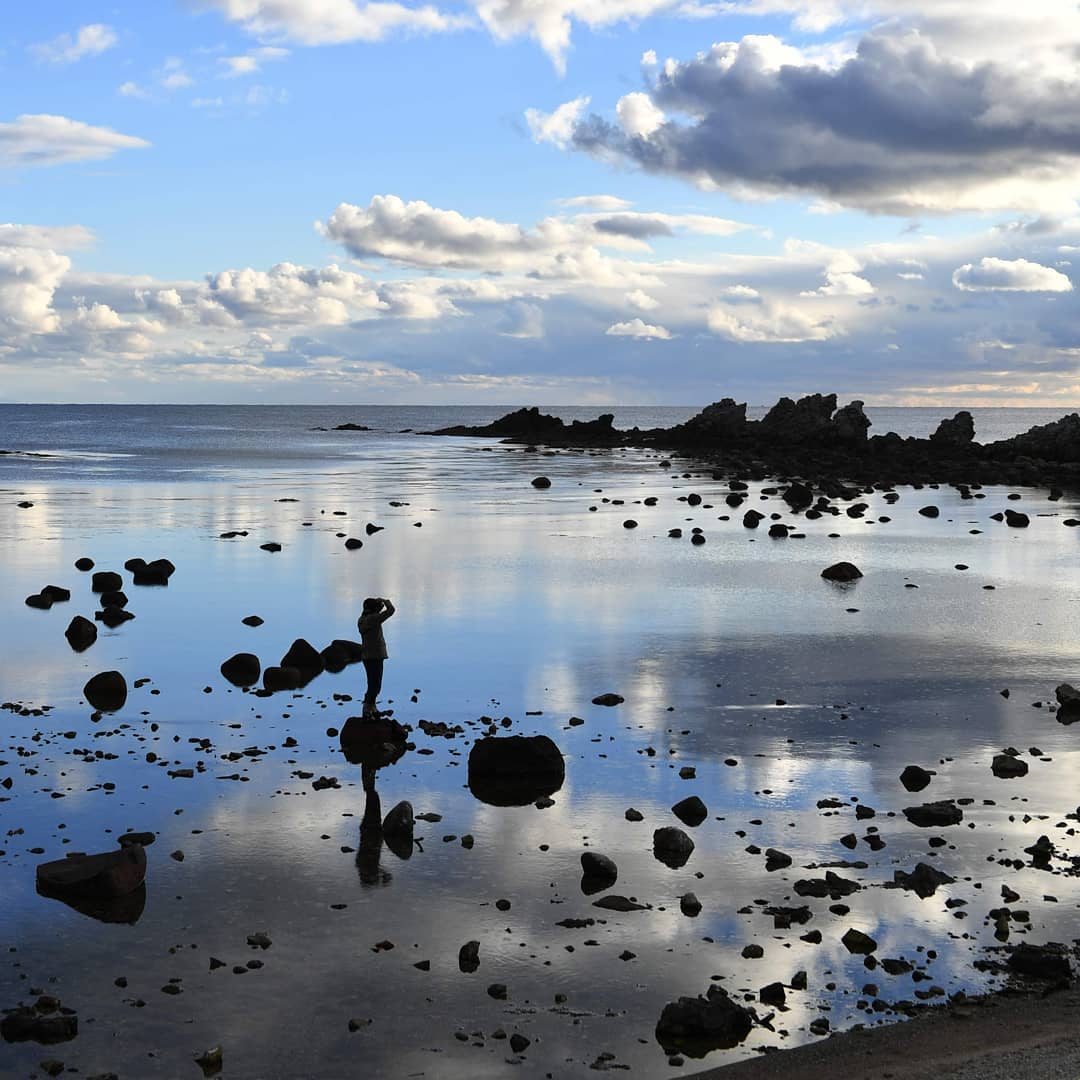 秋田魁新報社 海面が鏡張になって空や雲を映し出して不思議な空間を楽しめます 男鹿市の鵜ノ崎海岸で撮影 晩秋海歩き 秋田魁新報 秋田魁 さきがけ 男鹿市 鵜ノ崎海岸 秋田のウユニ塩湖 T Co Zur2cqqhir Akita T Co Vkhiegca9c