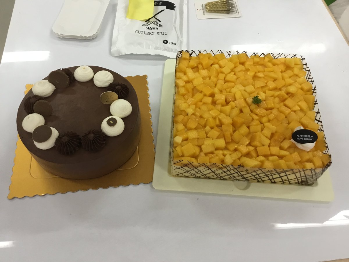 4G's perfect end to the week: some hockey talk about success and failure by @JasenAwalt_PYP, programming with M5Stack, and then delicious, chocolate and mango cake to wrap it up. Safe to say that Friday is full of energetic, young kiddos! #GoISNS