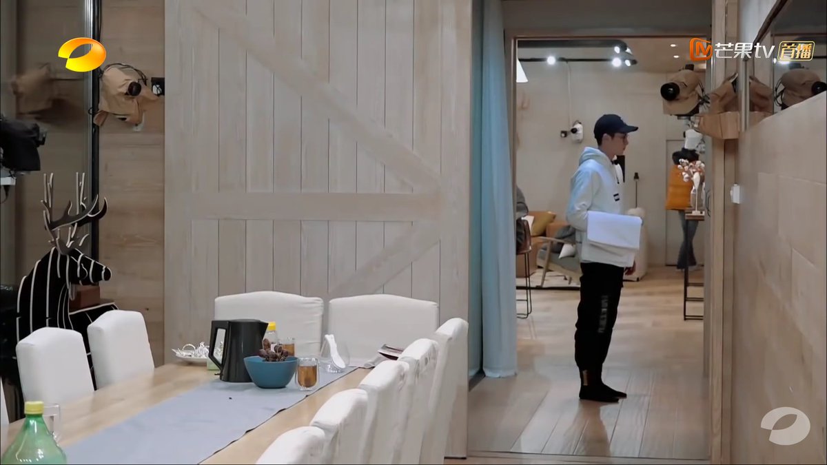  #DiYue Back at the Inn, so sweet of D to be slaving in kitchen quite alone and still sneak out to clap 4 YY. YY checked w D, mustve asked if she can help, pretty sure D learnt fr Boss in e4 and told YY to sing instead, 'water too cold'. DY are eating 3 meals tog as proposed 