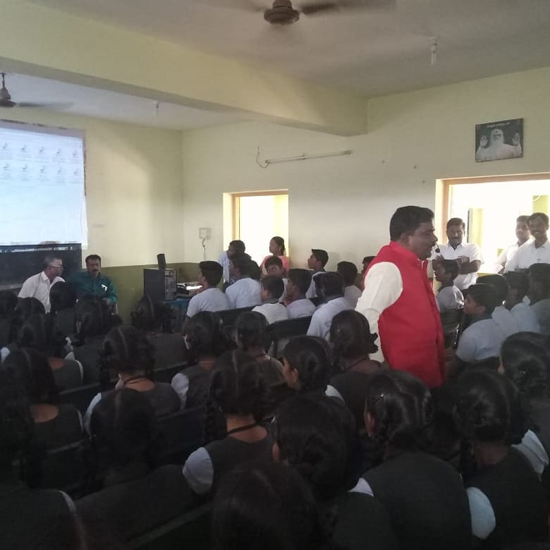 MatricSky's tweet photo. Motivation class "sigaram thodu" by Lions club for 11th &amp; 12 th in our school campus.
#motivation
#sigaram_thodu https://t.co/zY4EYjIQIA