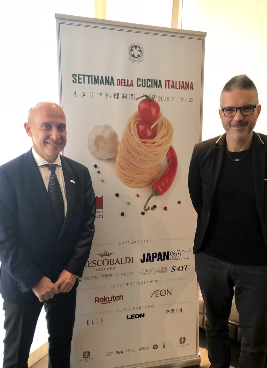 ItalyinJPN's tweet photo. L’Amb. Giorgio Starace con Antonio Fucito (@Tanzen): pronti a promuovere in Giappone la pizza italiana! 🇮🇹🇯🇵 #ItalianTaste
在日イタリア大使ジョルジョ・スタラーチェとアントーニオ・フチート：一緒になって日本にイタリアのピッツァを普及させましょう！

https://t.co/nT0hWJ1ZfS https://t.co/3ygTuT2oNu
