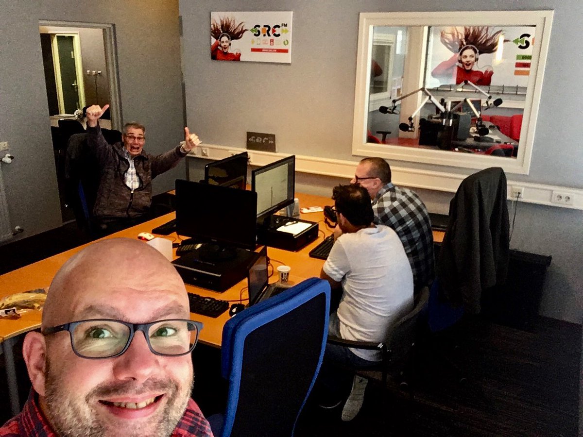 SRCKantine's tweet photo. Het is vrijdag op @SRC_FM! Vandaag weer een volle bak gezelligheid in de kantine. 

Volgende week (19 t/m 24 nov.) slaan we het telefoonboek van Geldermalsen en Buren open en bellen we met inwoners om te horen of SRC daar ook (al) aan staat. 📻🎤☕️🍴 https://t.co/dyeU4ajkM5