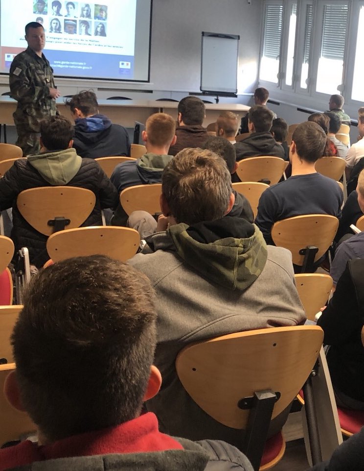 NicolasAbraham's tweet photo. ĂlĂšves et Ă©tudiants intĂ©ressĂ©s par la prĂ©sentation de la #ReserveMilitaire, de la #GardeNationale et des mĂ©tiers en lien avec les formations au @LyceePAP lors des #JNR2018 par le 19eme RĂ©giment du GĂ©nie #parcourscitoyen https://t.co/yGH9XH7ngk