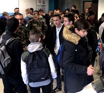 NicolasAbraham's tweet photo. ĂlĂšves et Ă©tudiants intĂ©ressĂ©s par la prĂ©sentation de la #ReserveMilitaire, de la #GardeNationale et des mĂ©tiers en lien avec les formations au @LyceePAP lors des #JNR2018 par le 19eme RĂ©giment du GĂ©nie #parcourscitoyen https://t.co/yGH9XH7ngk