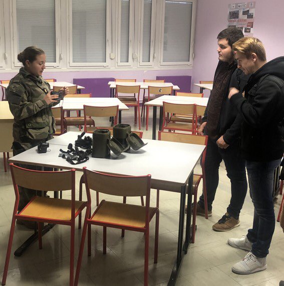 NicolasAbraham's tweet photo. ĂlĂšves et Ă©tudiants intĂ©ressĂ©s par la prĂ©sentation de la #ReserveMilitaire, de la #GardeNationale et des mĂ©tiers en lien avec les formations au @LyceePAP lors des #JNR2018 par le 19eme RĂ©giment du GĂ©nie #parcourscitoyen https://t.co/yGH9XH7ngk