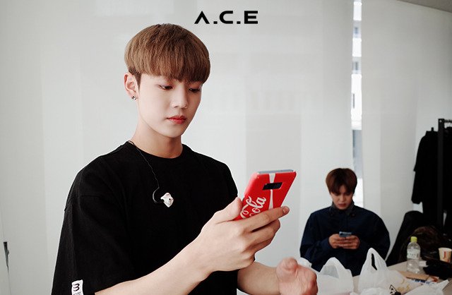 junejunhee06's tweet photo. [PIC] 181116 A.C.E Fancafe Update - Unofficial Photo 
A.C.E Japan Tour - To Be an Ace Behind part2

Model JUN &amp; Chan

Cr: https://t.co/bFdrM0YVDK
_
#TAKE_ME_HIGHER #ACE #JUN #DONGHUN #WOW #KIMBYEONGKWAN #CHAN #에이스 #준 #동훈 #와우 #김병관 #찬  #ADVENTURESinWonderland #TOBEANACE https://t.co/iqiJQG62Wf