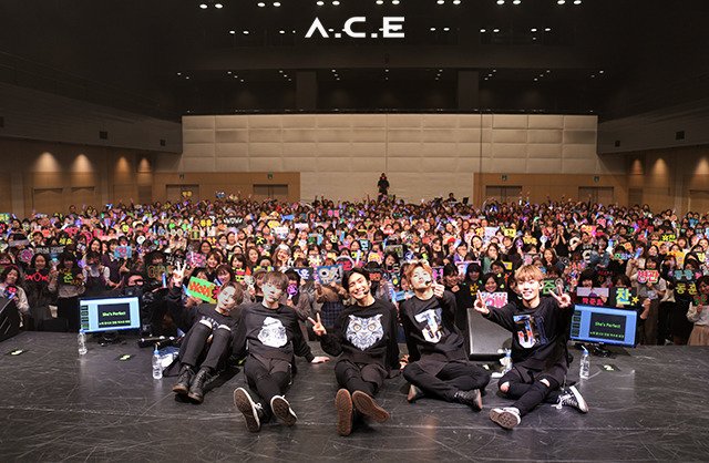 junejunhee06's tweet photo. [PIC] 181116 A.C.E Fancafe Update - Unofficial Photo 
A.C.E Japan Tour - To Be an Ace Behind part2

Osaka &amp; Tokyo!!!

Cr: https://t.co/bFdrM0YVDK
_
#TAKE_ME_HIGHER #ACE #JUN #DONGHUN #WOW #KIMBYEONGKWAN #CHAN #에이스 #준 #동훈 #와우 #김병관 #찬  #ADVENTURESinWonderland #TOBEANACE https://t.co/hnnh44A0dM