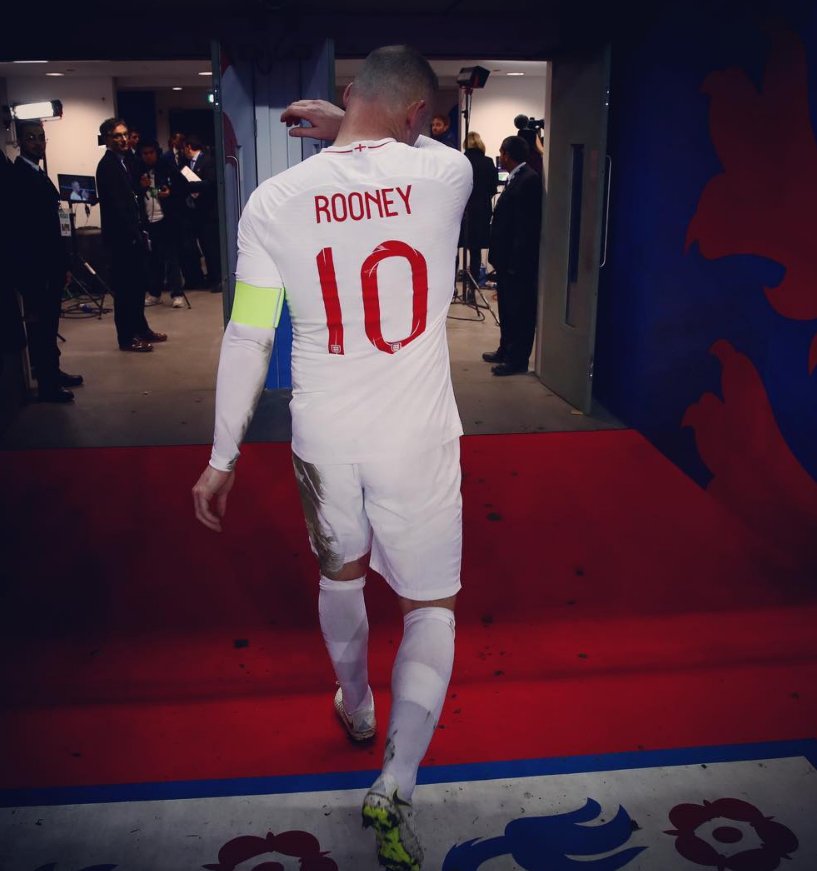 InvictosSomos's tweet photo. La función terminó. 

Nunca más lo volveremos a ver en un partido internacional. 

Gracias por todo, LEYENDA. https://t.co/TGXrGJEDMD