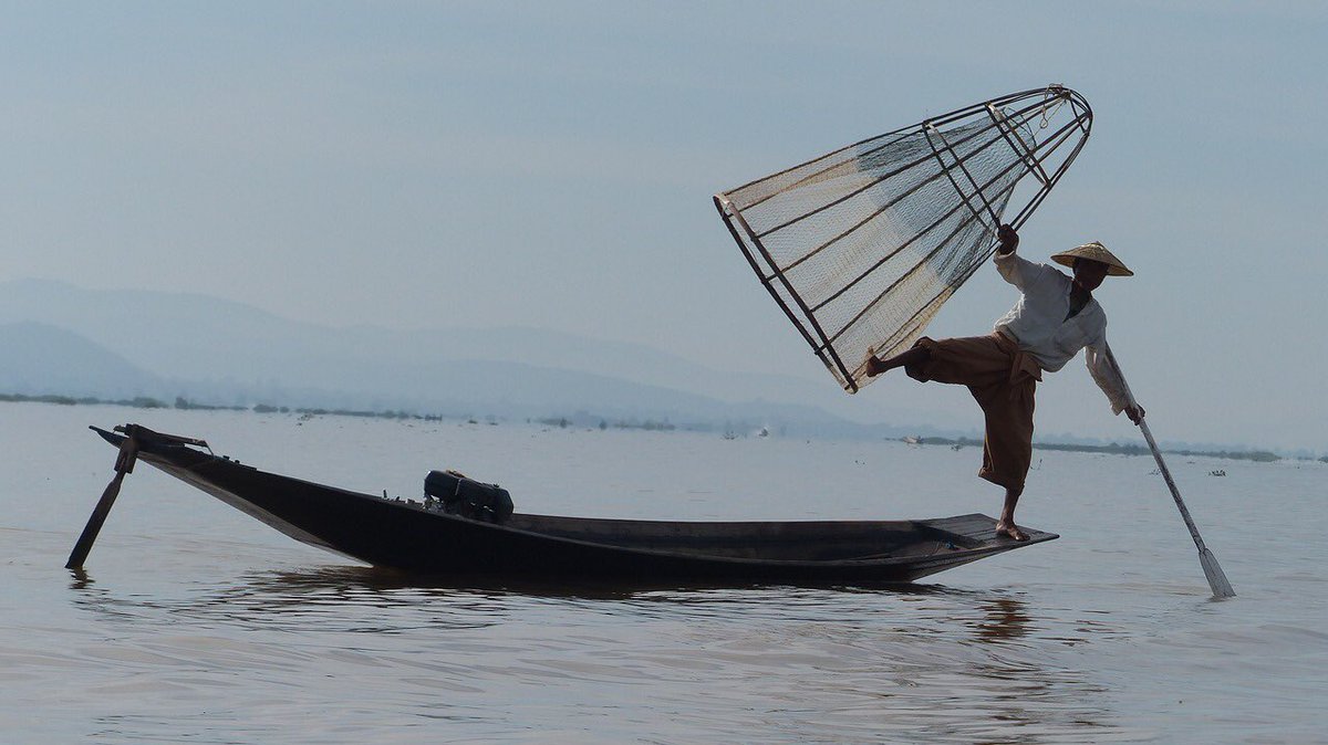 MiMundoTravel2's tweet photo. Entre #Yangon y #Mandalay se encuentra el #LagoInle. Mercados flotantes, Templos de madera de teca, monasterios sobre pilotes y sobre todo una luz maravillosa en unas aguas tranquilas con la sonrisa permanente de los birmanos que alí viven #Birmania #Myanmar https://t.co/KMoQ6qft0F